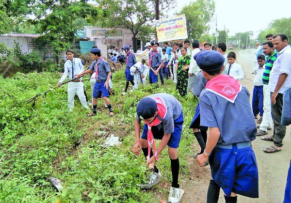 sehore रेडक्रॉस और स्काउट दल ने गांव में की सफाई