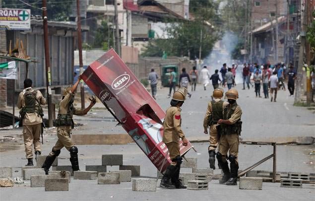 Pava shells Kashmir कश्मीर में 104 लोग गिरफ्तार, जे एंड के बैंक में तोड़फोड़