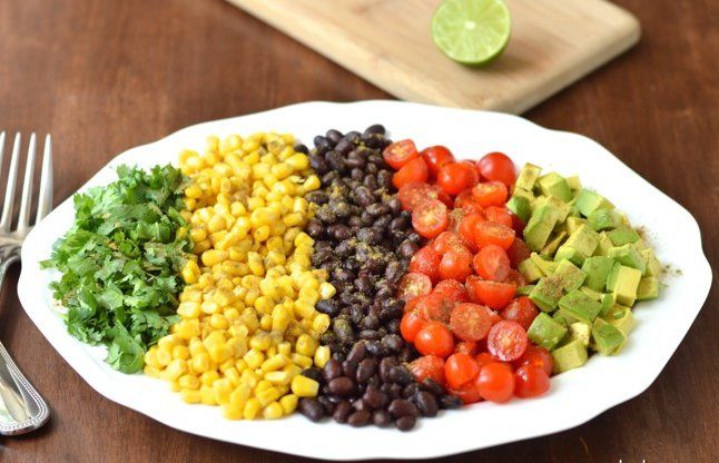 Southwestern Salad with Black Beans मॉडल्स की तरह फ्लैट टमी चाहते हैं तो खाएं ये डिश