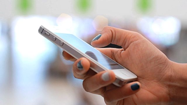 How to know your age from mobile number मोबाइल के चक्कर में महिला ने गंवाई जान