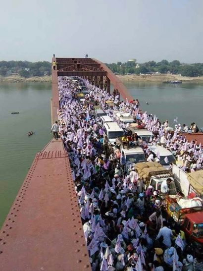 rajghat pul धार्मिक स्थलों पर मौत की भगदड़, कब थमेगा ये सिलसिला