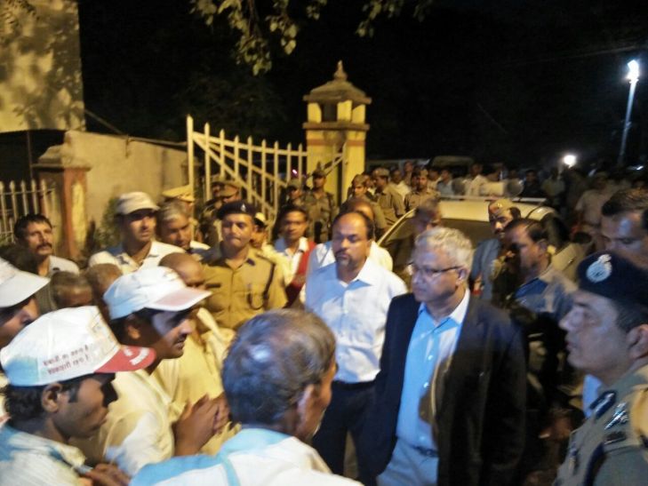 dgp javeed ahmad Varanasi stampede डीजीपी ने माना पर्याप्त नहीं थी पुलिस फोर्स