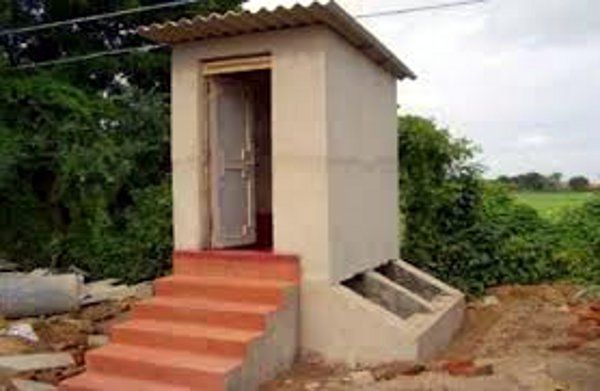 Clean India Mission खूंटी की दो बहनों ने स्कॉलरशिप के पैसे से खुद बना लिया शौचालय