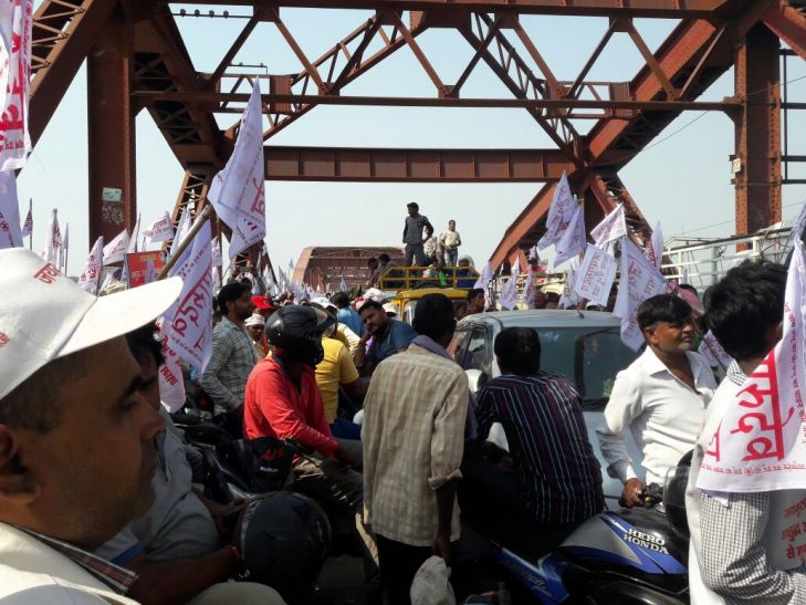 varanasi stampede Varanasi stampede बनारस में थी जवाहर बाग बसाने की तैयारी