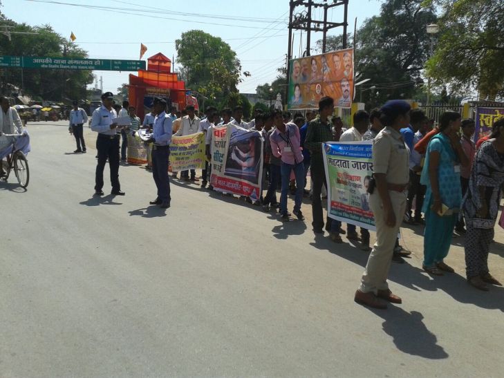 traffic information शिविर के माध्यम से दी छात्र-छात्राओं को यातायात की जानकारी