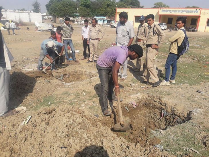 damoh बाउंड्री बनाने रातों-रात खोदे पिलर के गड्ढे