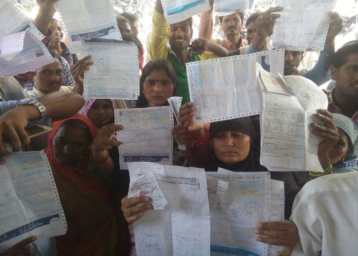 morena उपभोक्ताओं ने बिजली कार्यालय घेर की नारेबाजी