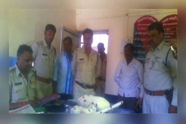 Father killed his son सो रहे बेटे पर पिता ने बरसाई कुल्हाड़ी, मौत