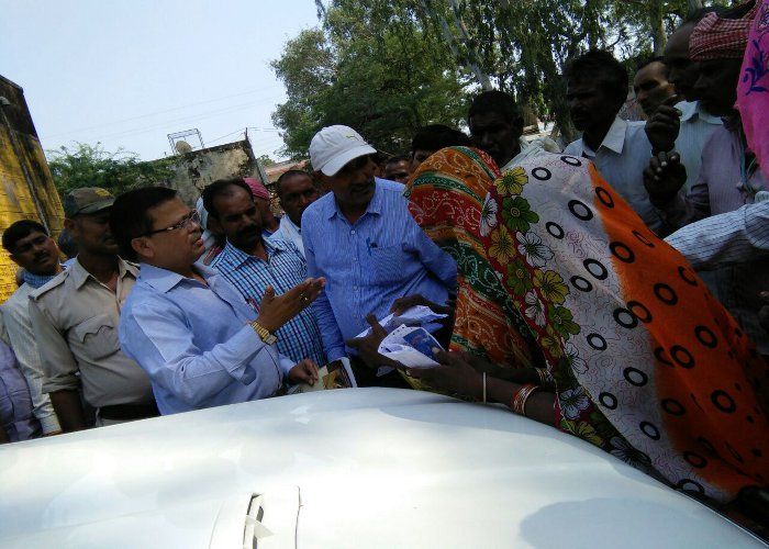 electric bill बिना कनेक्शन भेज दिए बिल, ग्रामीणों ने अधिकारियों को घेरा