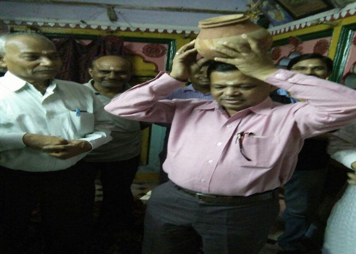 religion एसडीएम व तहसीलदार ने सिर पर रखी मटकी, बेचा दही
