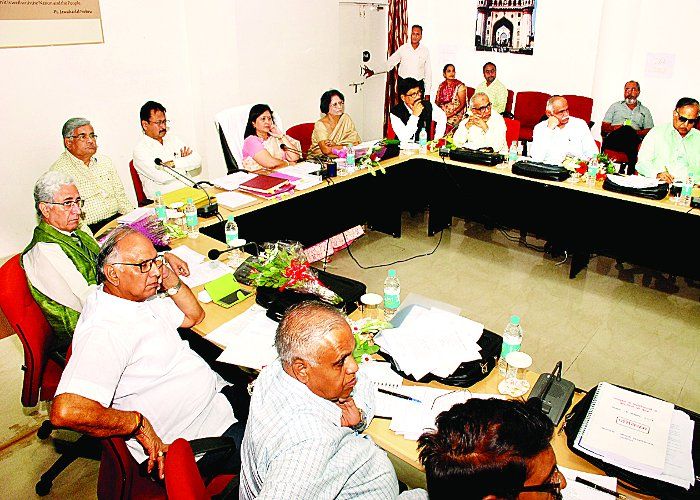 univarsity meeting अवैध कामों में दोषी अधिकारी, लेकिन राजनीतिक हस्तक्षेप से बच जाते हैं