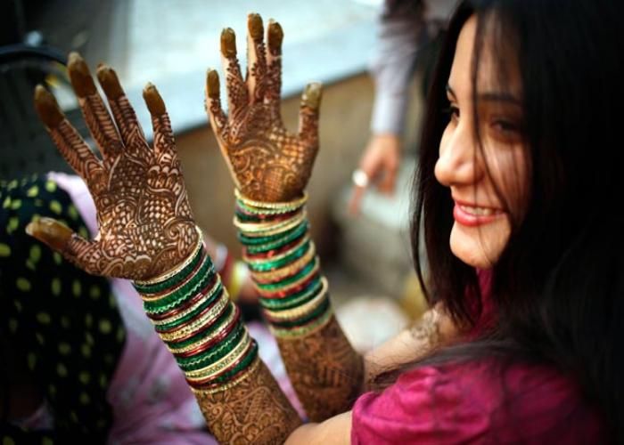 Karwa Chauth महंगाई को दरकिनार कर महिलाओं ने की करवाचौथ की खरीदारी