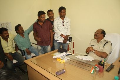 Police injured man complain. पुलिस मैदान पर आरक्षक ने युवक को पीटा