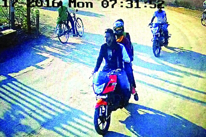 found CCTV footage of wine shop robbery कैमरे में कैद हुए शराब दुकान के डकैत, काम छोड़कर भागे कर्मी ने दी वारदात को अंजाम