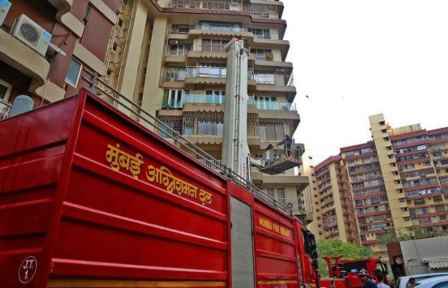 Fire At Maker Tower मेकर टावर में लगी भीषण आग, दो लोगों की मौत
