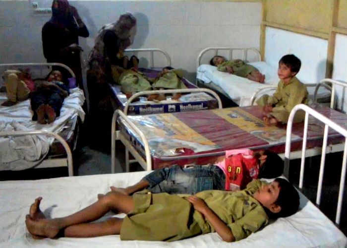 food poisoning मिडडे मील खाने से 11 बच्चे बीमार, अभिभावक हुए परेशान
