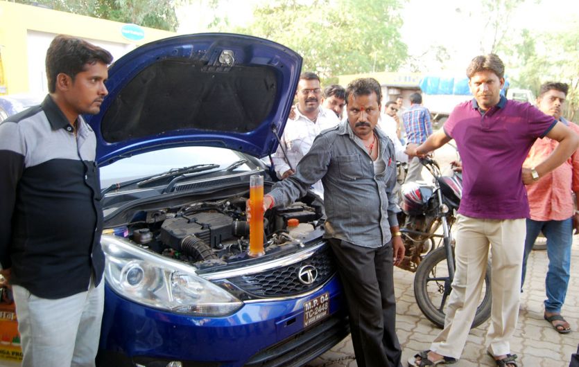 vidisha पेट्रोल की जगह बांट रहे पानी, पेट्रोल पम्प वालों पर कसेगा शिकंजा