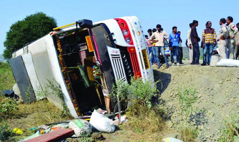 vidisha बेकाबू बस पलटी, घायल