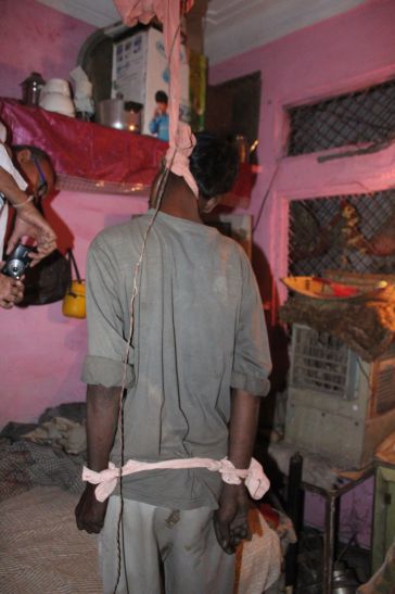 susaid मजदूर का हाथ बंधा शव फांसी पर लटका मिला
