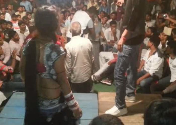 Paswan डांसर के अंगवस्त्र में नोट डालते सपा विधायक, वीडियो हुआ वायरल