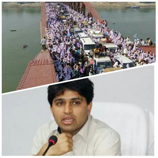 varanasi stampede BREAKING NEWS वाराणसी के डीएम का तबादला रूका, थानेदार नपा