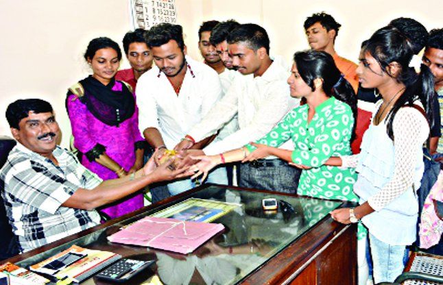 College student Union: Turmeric and betel nut pres College Student Union: हल्दी व सुपारी भेंटकर की गांधीगीरी