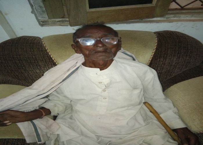 shivpuri जिंदा होने का सबूत देने कलेक्ट्रेट पहुंचा 82 साल का वृद्ध