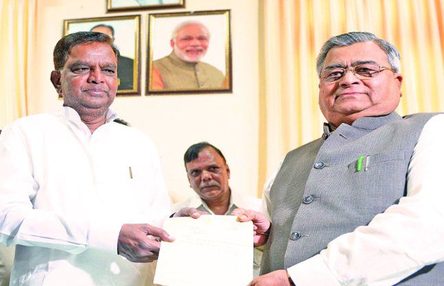 bangalore news पूर्व मंत्री श्रीनिवास प्रसाद ने दिया विस से इस्तीफा