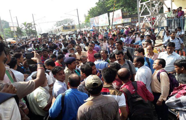 kolkata news खड़दह स्टेशन पर यात्रियों का हंगामा