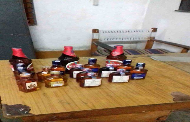 Seizure operations किराना दुकान व ढाबा पर पुलिस ने छापेमारी, शराब बरामद