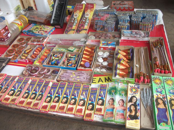 firecrackers बिना लाइसेंस बीच बाजार बिक रहे खतरनाक पटाखे