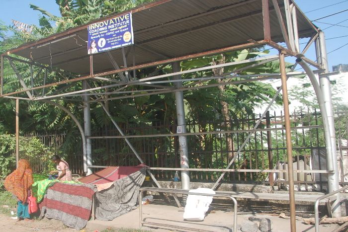 City bus stop raipur सिटी बस स्टॉप को किसी ने बनाया निवास स्थान तो किसी ने लगा ली गुमटी