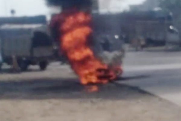 fire पेट्रोल पंप के पास खड़ी बाइक में लगी आग, 5 फीट तक उठी आग की लपटें