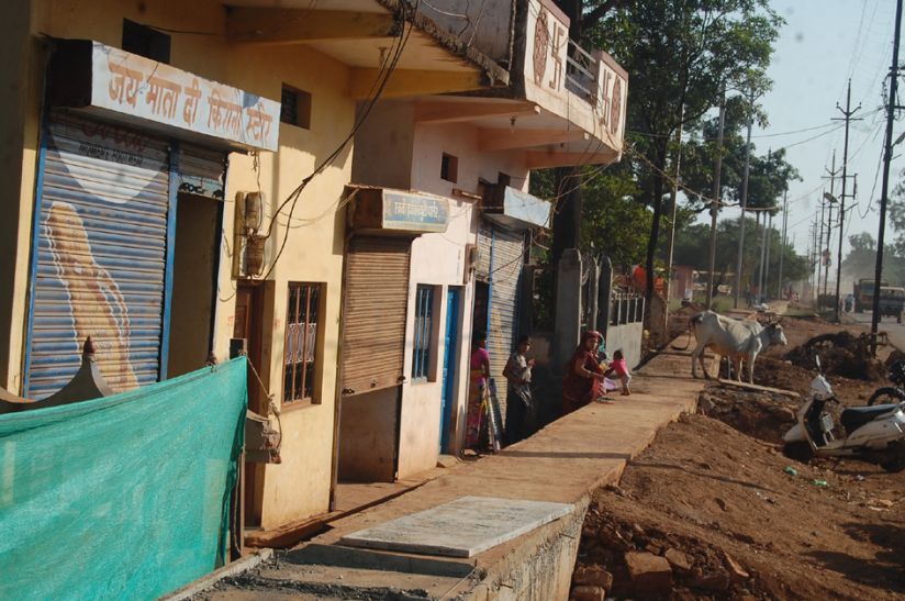 guna नाली बनी नहीं और बना दी सड़क, घर पानी से हुए लबालब