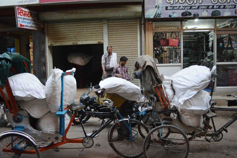 maal सड़क पर माल छोड़कर भागा व्यापारी