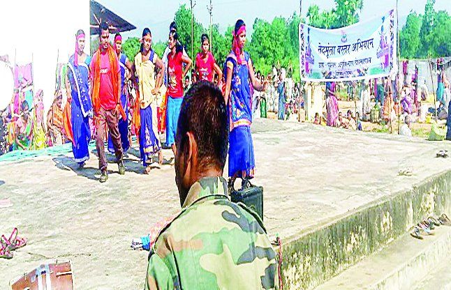 weekly shop पुलिस नाट्य के जरिए ग्रामीणों को दिखा रही नक्सलवाद का असली चेहरा