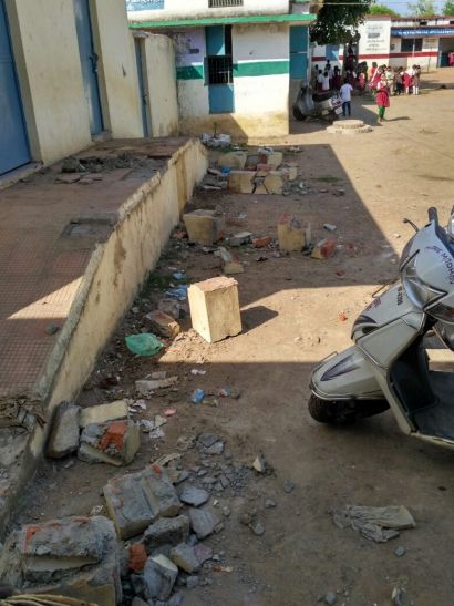 school विलकांगों के लिए शौचालय मेंं बनवाए थे रैंप, तोड़ कर उठा ले गए चोर