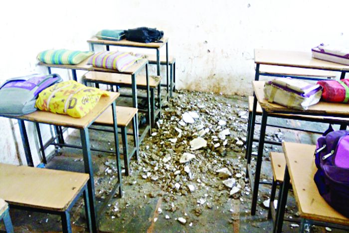 Fall ceiling of school building क्लास में हो रही थी पढ़ाई, अचानक गिरा छत का प्लास्टर, तीन बच्चे गंभीर