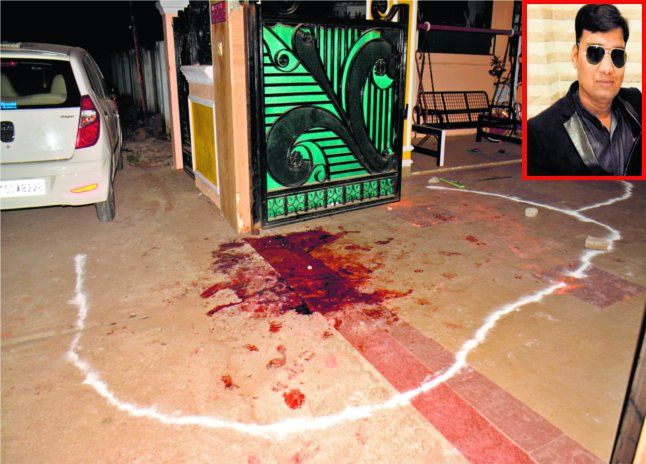 drunk man murder, murder in front house, crime, pa शराबी युवकों ने घर में घुसकर युवा व्यापारी के सीने में घोंप दिया खंजर