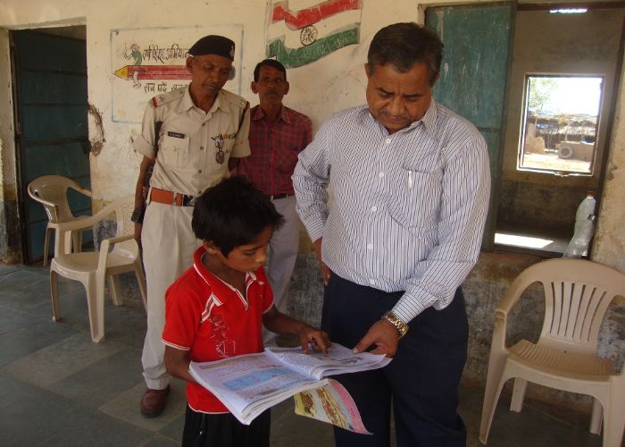 reading कलेक्टर ने छात्र से पढ़वाई किताब