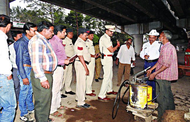 Bus stand in illegal stall from collected fines Co बस स्टैंड में अवैध दुकान लगाने वालों से निगम ने वसूला जुर्माना