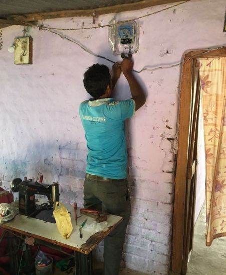 electric meater बीपीएल परिवारों से मीटर के नाम पर बिजली ठेकेदार कर रहे अवैध वसूली
