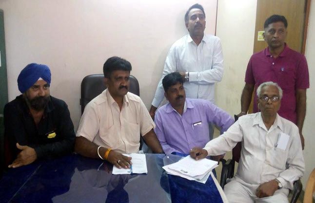 The memorandum submitted for property tax संपत्ति कर को लेकर सौंपा ज्ञापन