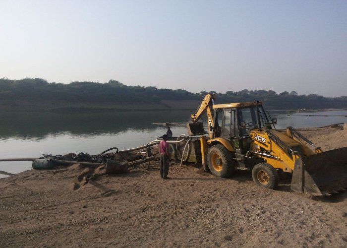 gwalior रेत माफिया पर कार्रवाई, डुबोईं पनडुब्बियों