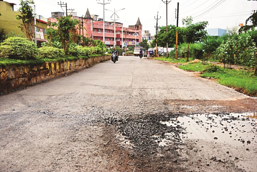 gouravpath bilaspur ऐसा अंधेर, करोड़ों का गौरवपथ हो गया चौपट अफसर-ठेकेदार दावा ठोक रहे- हम दोषी नहीं