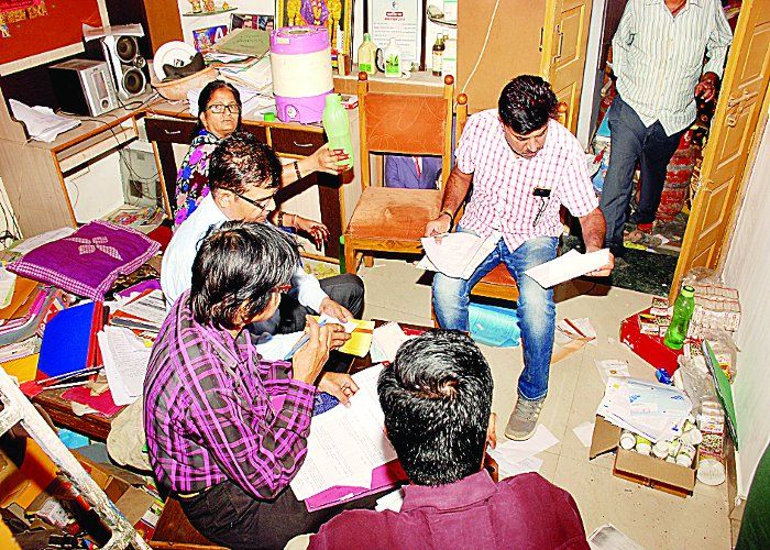 Lokayukta police seized illegal assets worth crore बिजली
कंपनी के मैनेजर चौहान घर में
नगद रखते हैं सिर्फ 13
हजार पर कागजों
में है करोड़ों की अवैध संपत्ति