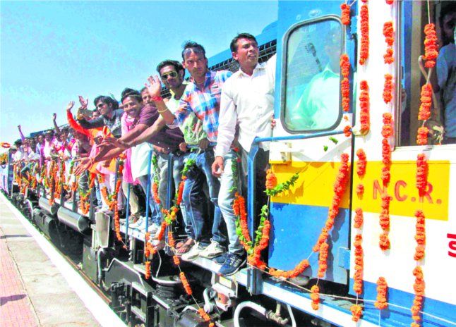 chhatarpur tikamgarh rail line start, uma bharti, टीकमगढ़-छतरपुर- खजुराहो तक चली ट्रेन, उमा बोलीं- वादा हुआ पूरा
