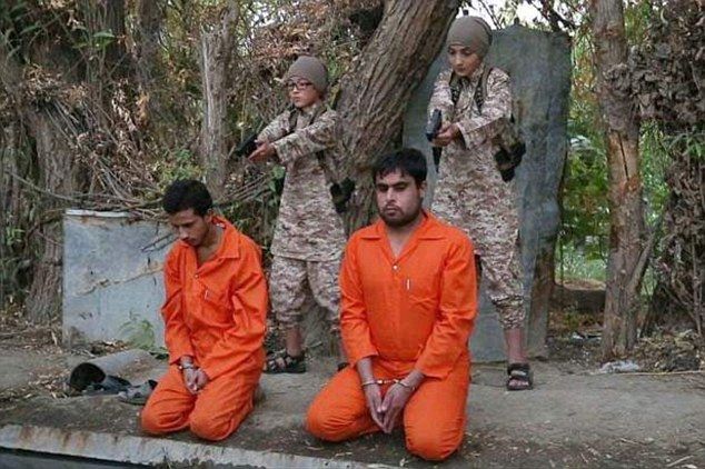 Islamic State ISIS ने मासूम बच्चों से 'कैदियों' के सिर पर मरवाई गोली, तस्वीरें वायरल