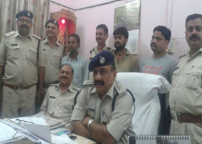 10 lakhs phensedyl cough syrup seized 10 लाख की फेंसीड्रिल सीरप हुई सीज, मास्टरमाइंड का सुराग नहीं