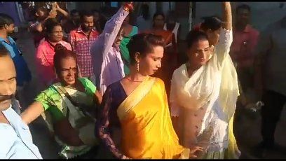 Trans society free from open defecation message de बैंड-बाजे के साथ किन्नर समाज ने घर-घर जाकर दिया स्वच्छता का संदेश